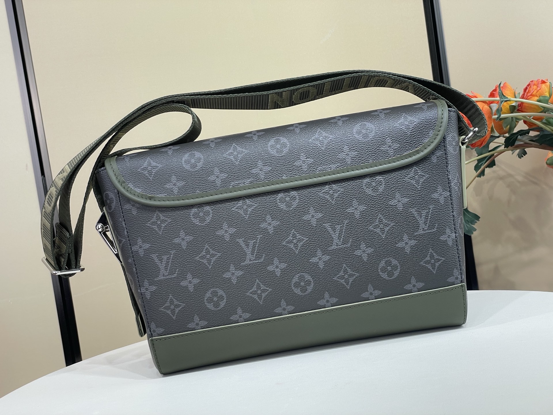 【顶级原单】【COURRIER 邮差包】M28629 黑花/绿色 本款 Courrier 邮差包采用 Monogram 【顶级原单】【COURRIER 邮差包】M28629 黑花/绿色 本款 Courrier 邮差包采用 Monogram