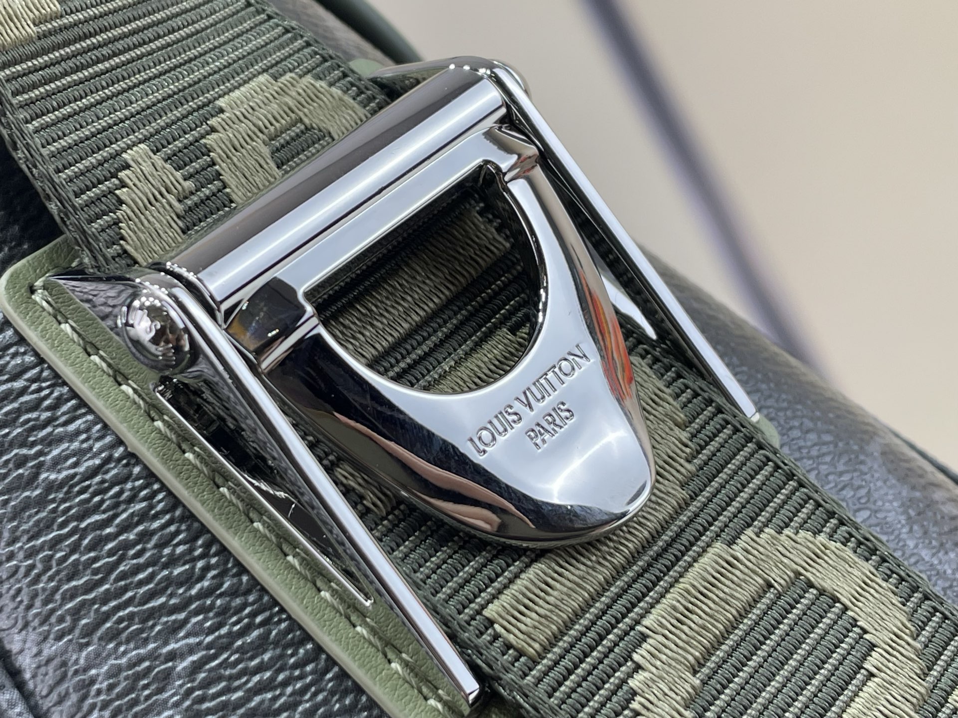 【顶级原单】【COURRIER 邮差包】M28629 黑花/绿色 本款 Courrier 邮差包采用 Monogram 【顶级原单】【COURRIER 邮差包】M28629 黑花/绿色 本款 Courrier 邮差包采用 Monogram