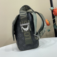 【顶级原单】【COURRIER 邮差包】M28629 黑花/绿色 本款 Courrier 邮差包采用 Monogram 【顶级原单】【COURRIER 邮差包】M28629 黑花/绿色 本款 Courrier 邮差包采用 Monogram
