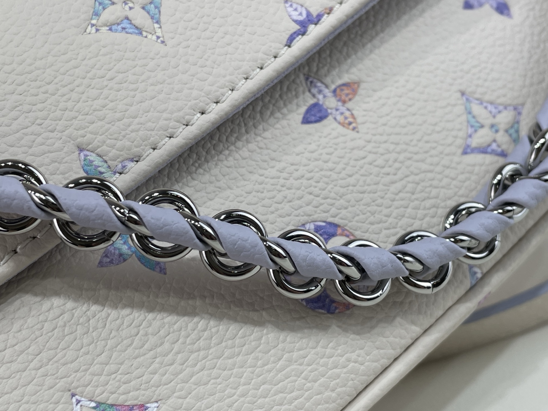 【顶级原单】【WALLET ON CHAIN IVY 手袋】M29770 白色/紫色内里(渐变)本款 Wallet On 【顶级原单】【WALLET ON CHAIN IVY 手袋】M29770 白色/紫色内里(渐变)本款 Wallet On