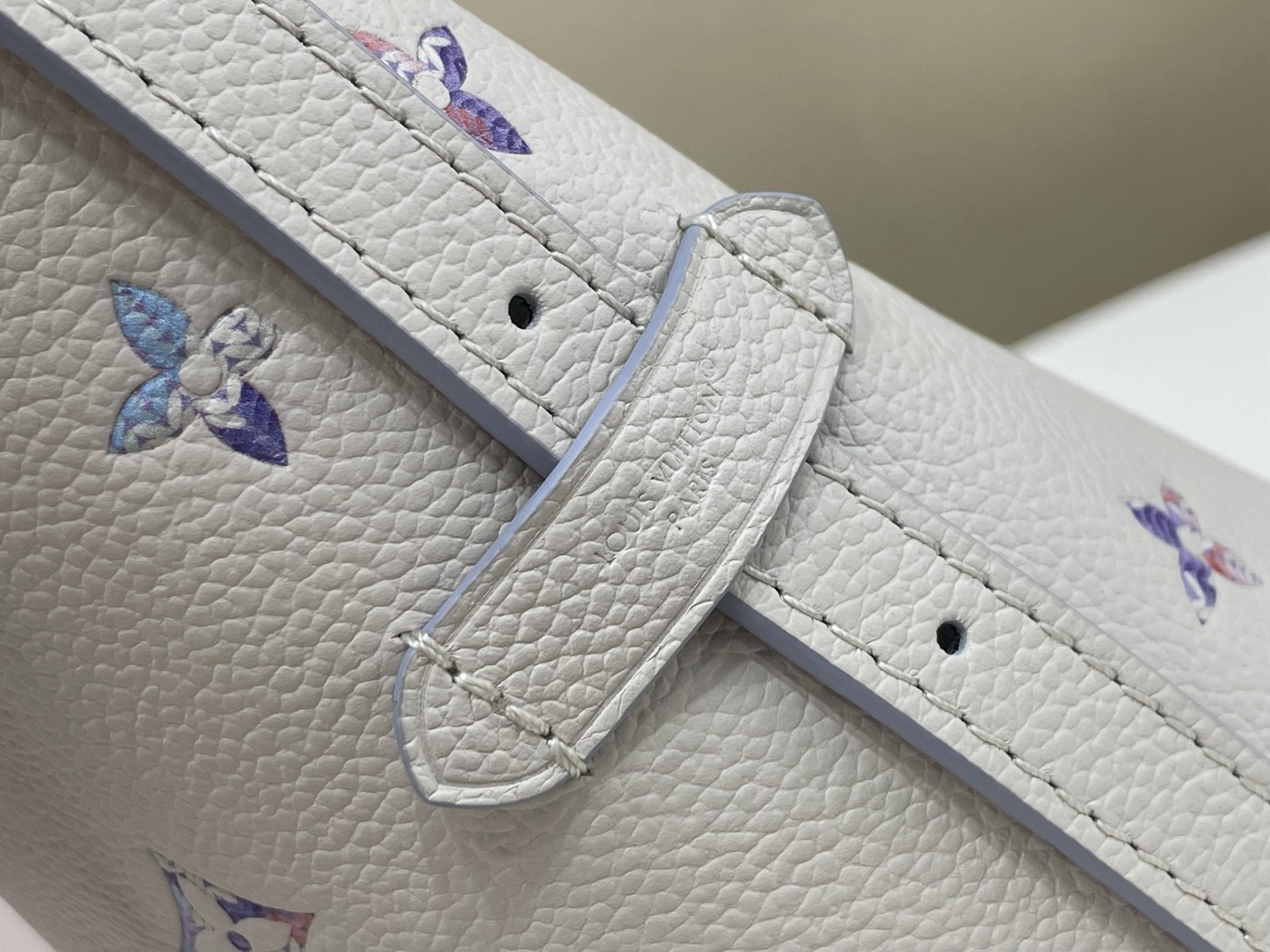 【顶级原单】【CARRYALL EAST-WEST 手袋】M2A369 白色/紫色内里（渐变） 本款 CarryAll 