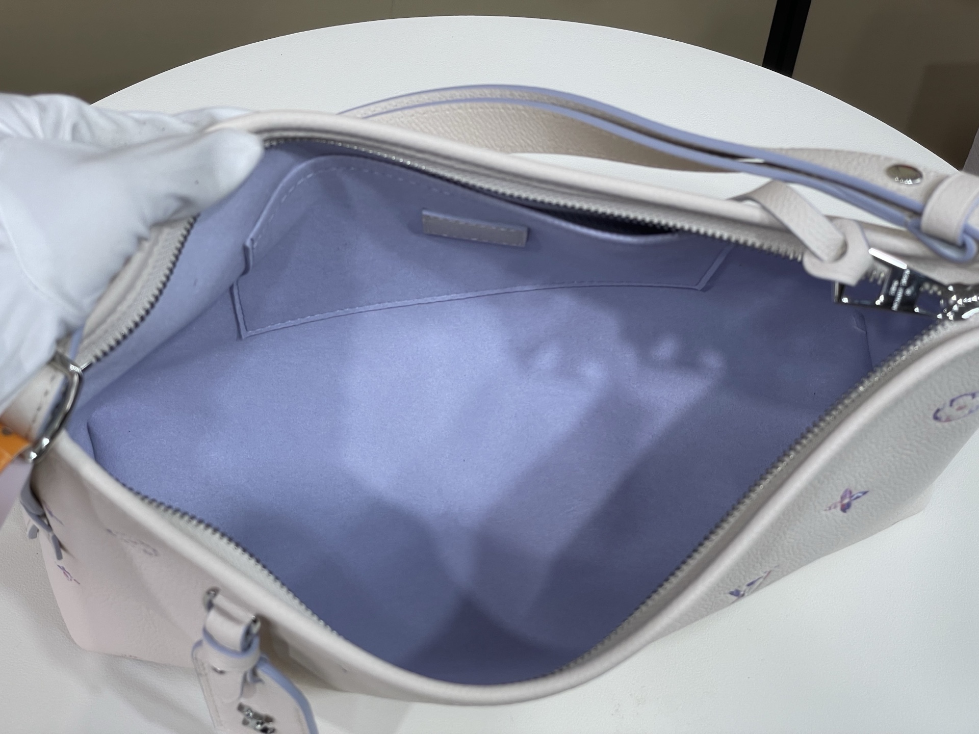 【顶级原单】【CARRYALL EAST-WEST 手袋】M2A369 白色/紫色内里（渐变） 本款 CarryAll 