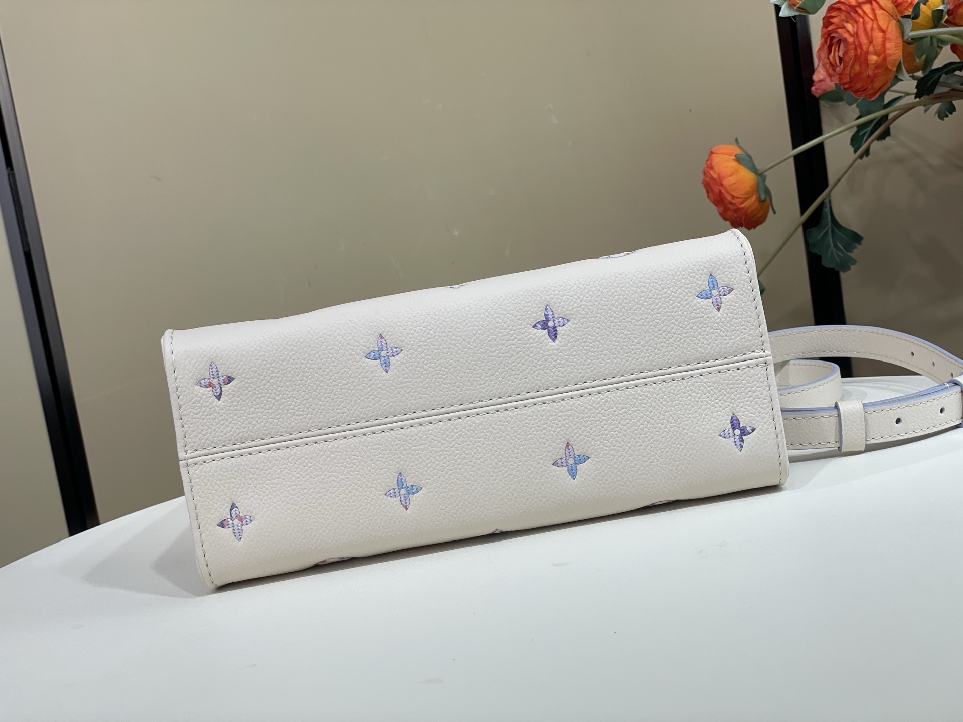 【顶级原单】【ONTHEGO 小号手袋 】M29976 白色/紫色内里（渐变） OnTheGo 小号手袋邂逅典雅 Lin