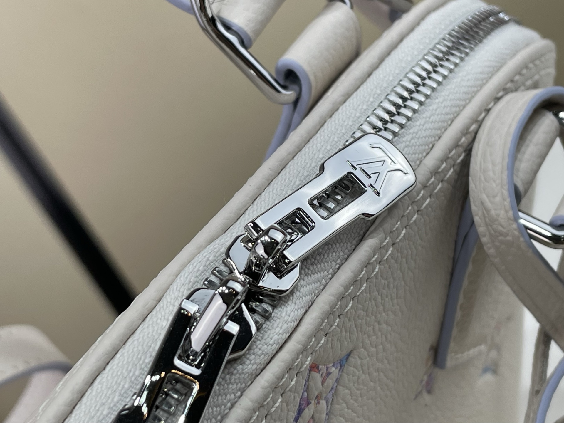 【顶级原单】【ALMA BB 手袋】M2A086 白色/紫色内里（渐变）本款 Alma BB 手袋出自 Monogram