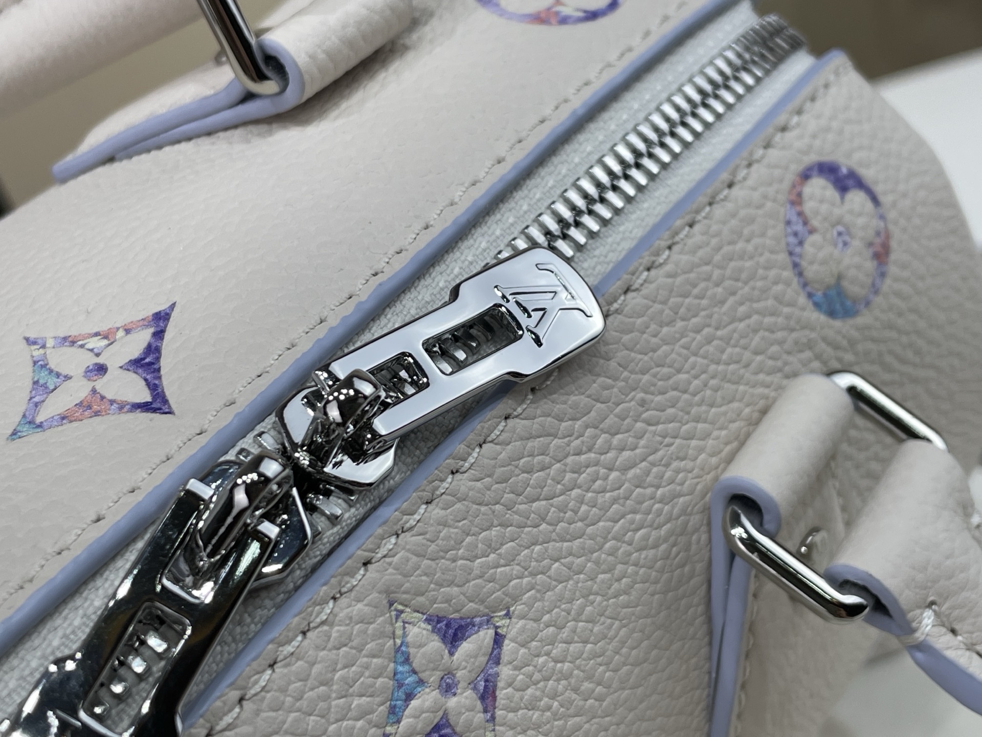 【顶级原单】【SPEEDY BANDOULIÈRE 20 手袋】M2A099 白色/紫色内里（渐变） 经典 Speedy