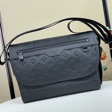 【顶级原单】【COURRIER 邮差包 】M28781 黑色(条纹压花)Courrier 邮差包脱胎于经典邮政用具,以 【顶级原单】【COURRIER 邮差包 】M28781 黑色(条纹压花)Courrier 邮差包脱胎于经典邮政用具,以