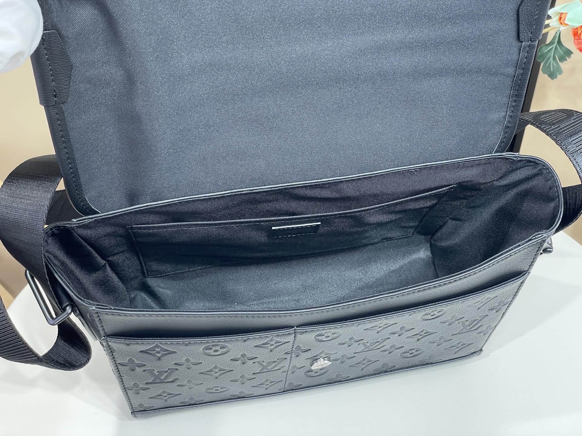 【顶级原单】【COURRIER 邮差包 】M28781 黑色（条纹压花）Courrier 邮差包脱胎于经典邮政用具，以 