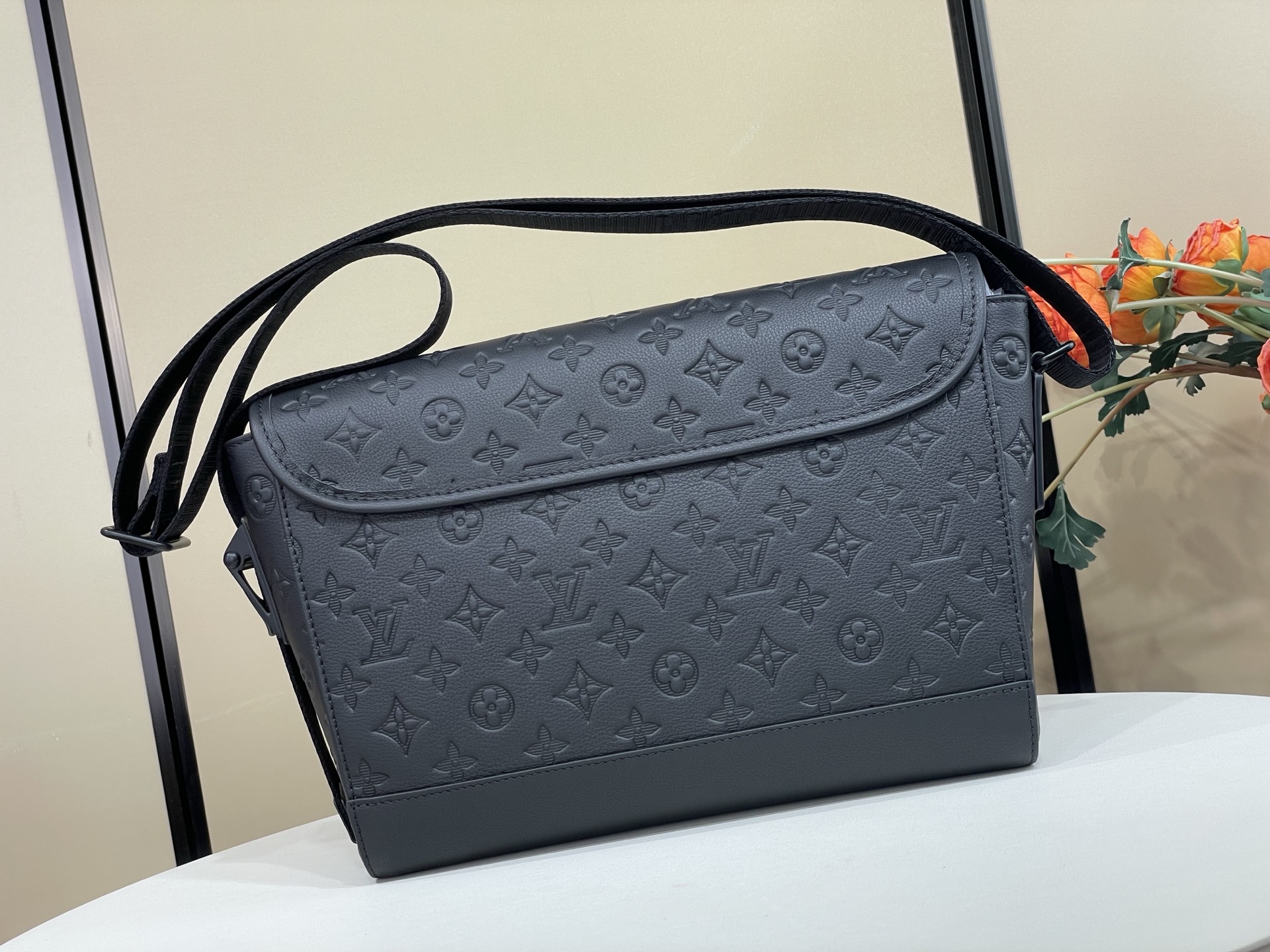 【顶级原单】【COURRIER 邮差包 】M28781 黑色（条纹压花）Courrier 邮差包脱胎于经典邮政用具，以 
