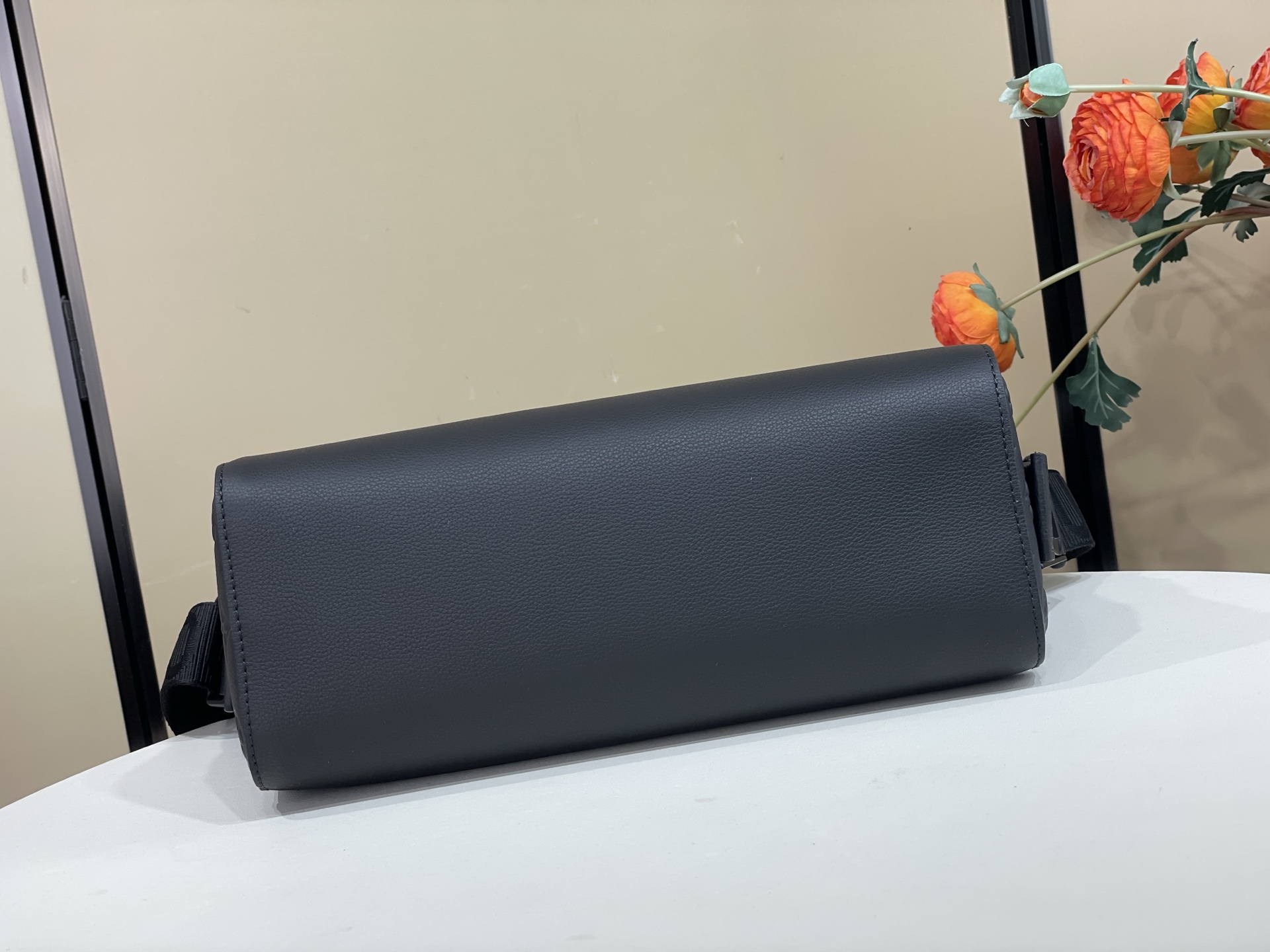 【顶级原单】【COURRIER 邮差包 】M28781 黑色（条纹压花）Courrier 邮差包脱胎于经典邮政用具，以 