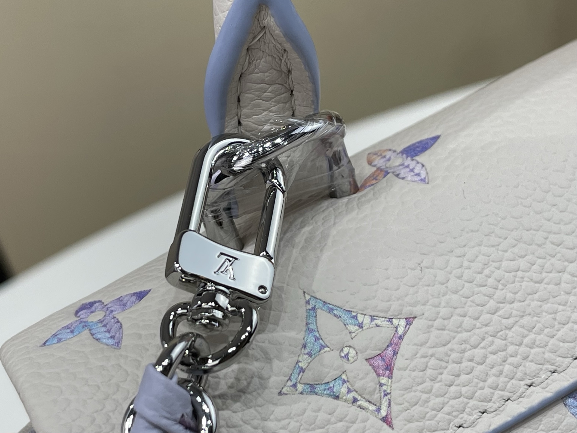 【顶级原单】【NANO MADELEINE 手袋】M2A374 白色/紫色内里/渐变 本款 Nano Madeleine