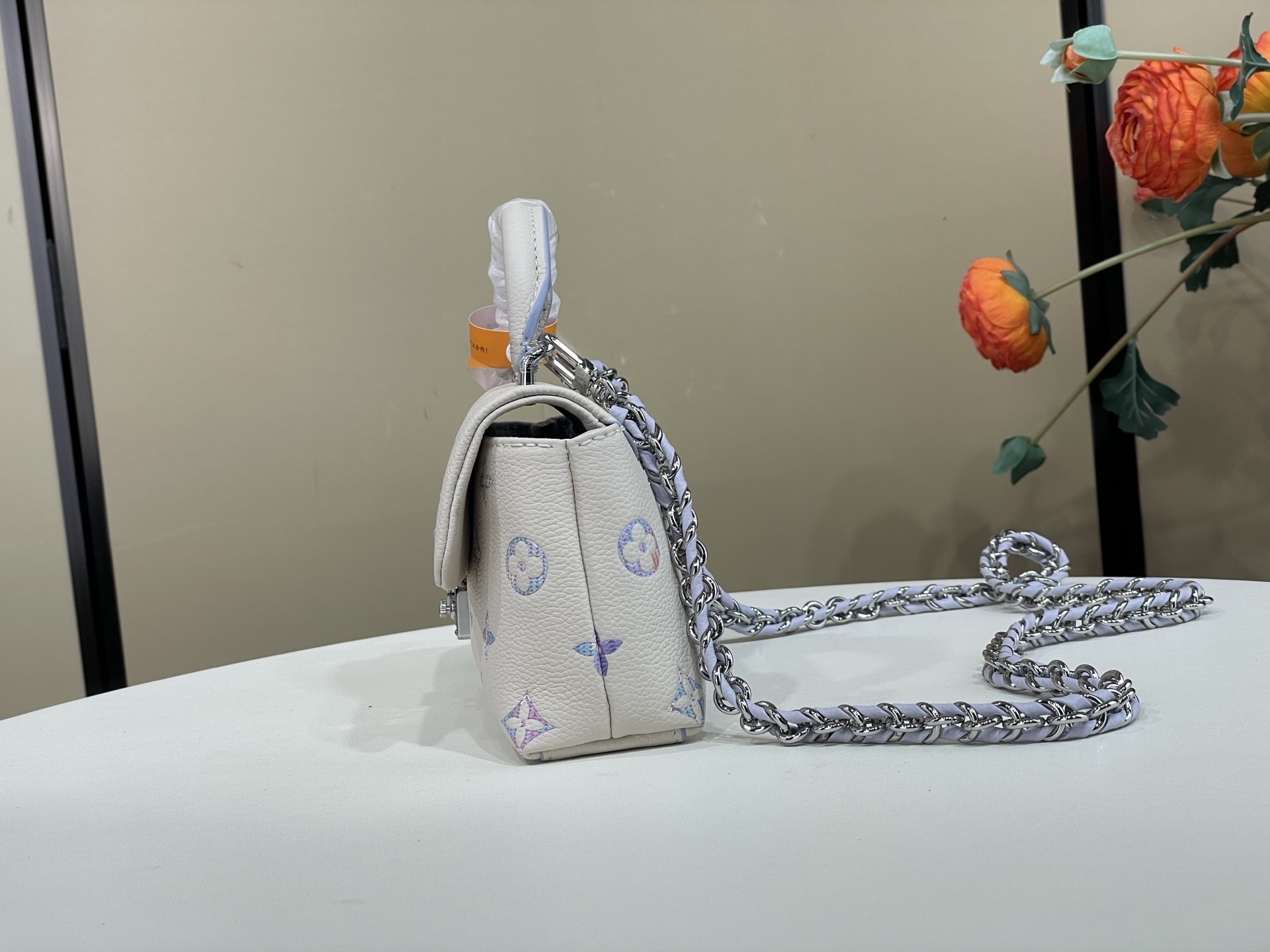 【顶级原单】【NANO MADELEINE 手袋】M2A374 白色/紫色内里/渐变 本款 Nano Madeleine