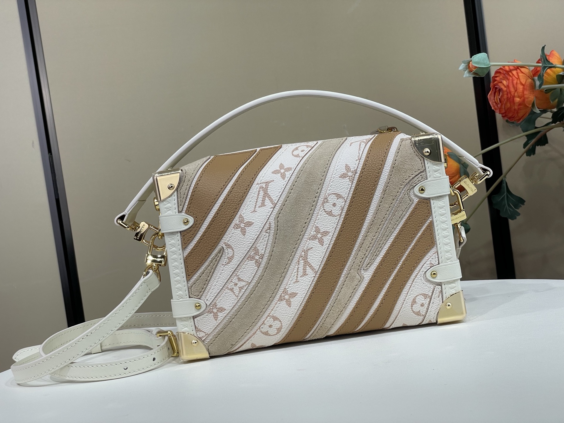 【顶级原单】【Side Trunk 中号手袋】M29666白花/拼色（沙丘）以别致拼接设计演绎新季风尚。粒面皮革与 Mo