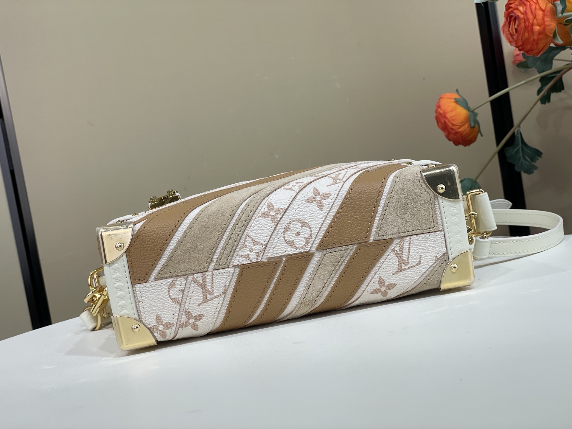 【顶级原单】【Side Trunk 中号手袋】M29666白花/拼色（沙丘）以别致拼接设计演绎新季风尚。粒面皮革与 Mo