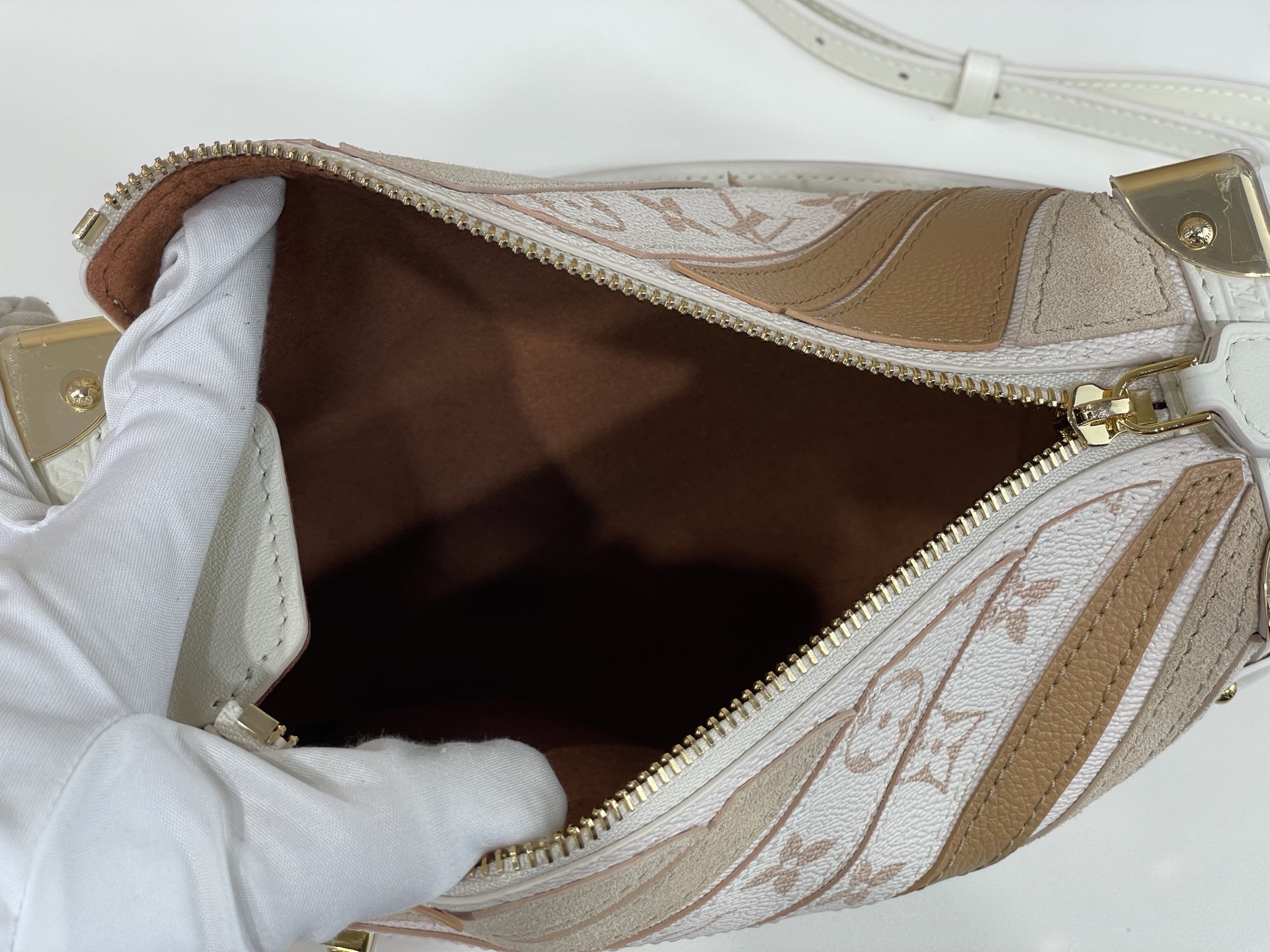【顶级原单】【Side Trunk 中号手袋】M29666白花/拼色（沙丘）以别致拼接设计演绎新季风尚。粒面皮革与 Mo