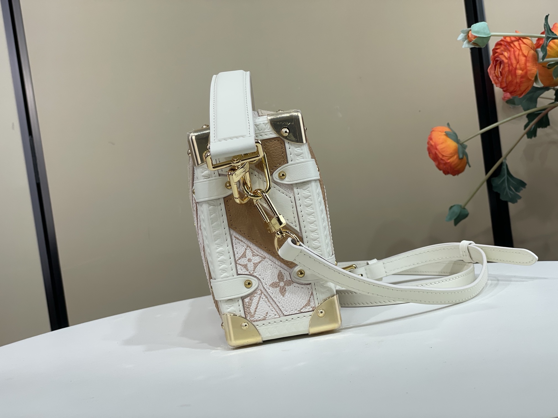 【顶级原单】【Side Trunk 中号手袋】M29666白花/拼色（沙丘）以别致拼接设计演绎新季风尚。粒面皮革与 Mo