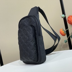 【顶级原单】【Avenue Slingbag PM 单肩胸包】M2A354 黑色 (压花) Avenue Slingba 【顶级原单】【Avenue Slingbag PM 单肩胸包】M2A354 黑色 (压花) Avenue Slingba