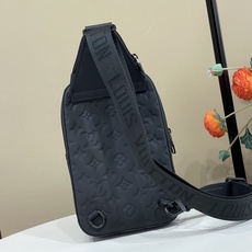 【顶级原单】【Avenue Slingbag PM 单肩胸包】M2A354 黑色 (压花) Avenue Slingba 【顶级原单】【Avenue Slingbag PM 单肩胸包】M2A354 黑色 (压花) Avenue Slingba