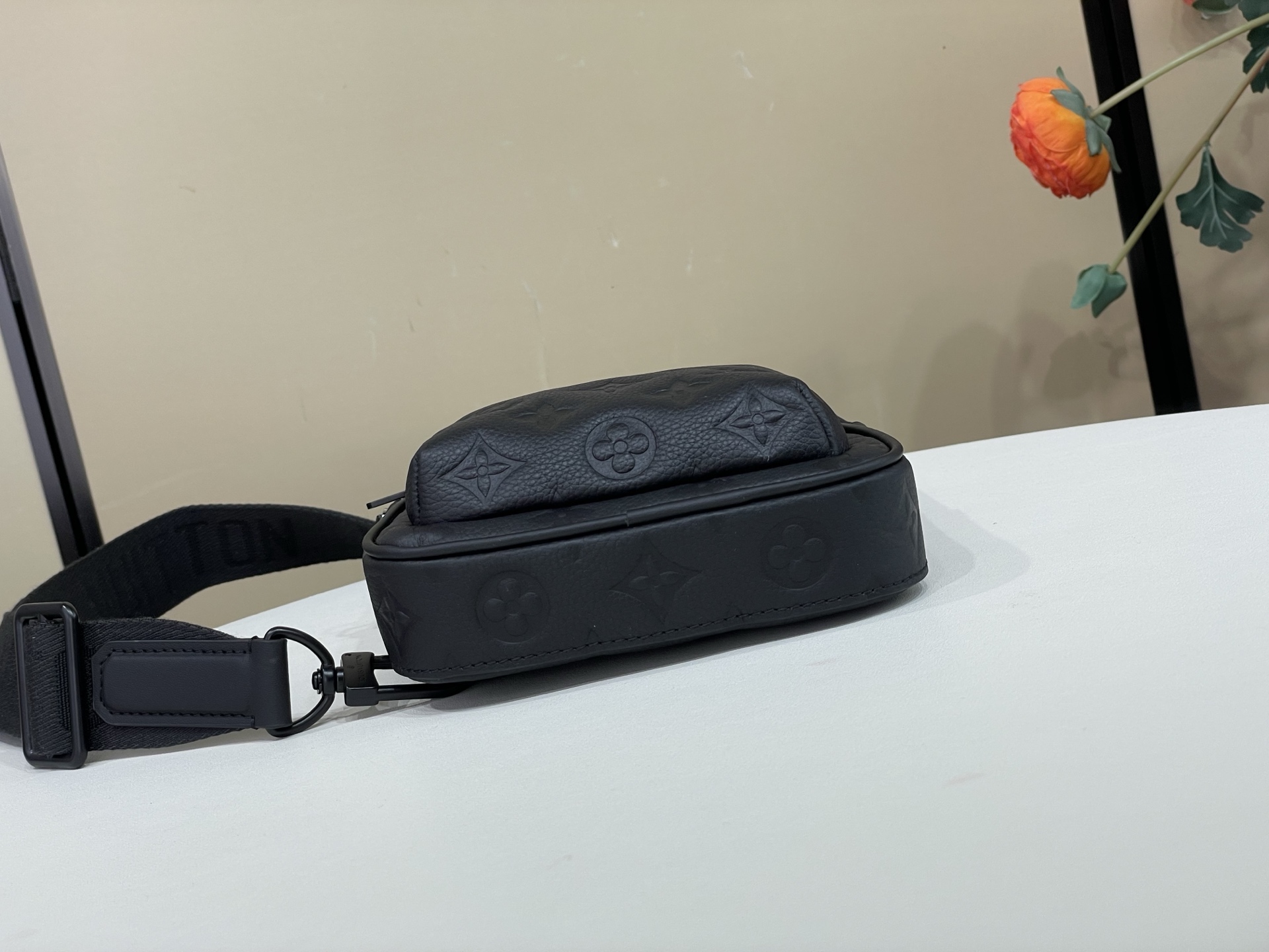 【顶级原单】【Avenue Slingbag PM 单肩胸包】M2A354 黑色 (压花) Avenue Slingba 【顶级原单】【Avenue Slingbag PM 单肩胸包】M2A354 黑色 (压花) Avenue Slingba