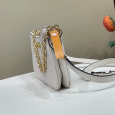 【顶级原单】【Liv pochette 链条 手袋】M83001 黑色 M11916 棕色 M3A838 白色 (压花 【顶级原单】【Liv pochette 链条 手袋】M83001 黑色 M11916 棕色 M3A838 白色 (压花