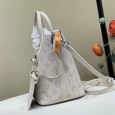 【顶级原单】【BLOSSOM 小号手袋】 m21909 白色/紫色(冲孔-渐变) 本款 Blossom 小号手袋渲染当季 【顶级原单】【BLOSSOM 小号手袋】 m21909 白色/紫色(冲孔-渐变) 本款 Blossom 小号手袋渲染当季