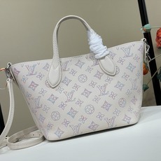 【顶级原单】【BLOSSOM 小号手袋】 m21909 白色/紫色(冲孔-渐变) 本款 Blossom 小号手袋渲染当季 【顶级原单】【BLOSSOM 小号手袋】 m21909 白色/紫色(冲孔-渐变) 本款 Blossom 小号手袋渲染当季