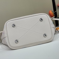 【顶级原单】【BLOSSOM 小号手袋】 m21909 白色/紫色(冲孔-渐变) 本款 Blossom 小号手袋渲染当季 【顶级原单】【BLOSSOM 小号手袋】 m21909 白色/紫色(冲孔-渐变) 本款 Blossom 小号手袋渲染当季