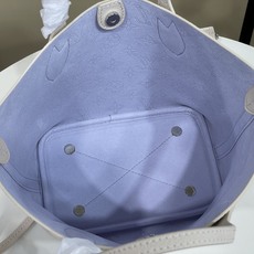 【顶级原单】【BLOSSOM 小号手袋】 m21909 白色/紫色(冲孔-渐变) 本款 Blossom 小号手袋渲染当季 【顶级原单】【BLOSSOM 小号手袋】 m21909 白色/紫色(冲孔-渐变) 本款 Blossom 小号手袋渲染当季