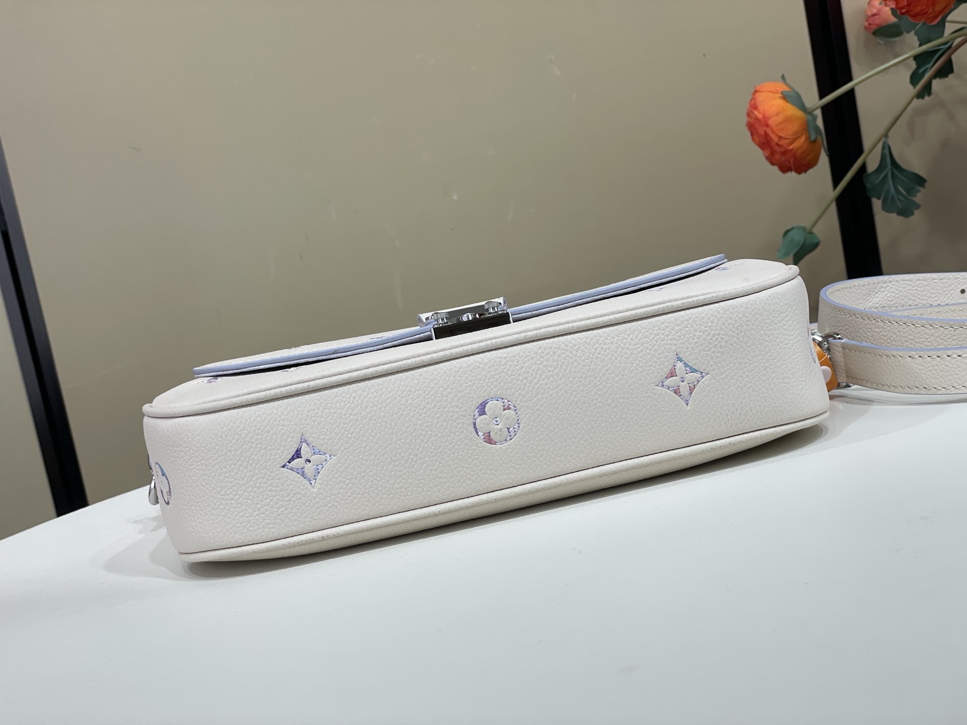 【顶级原单】【POCHETTE MÉTIS SOFT 小号手袋】M2A332 白色/紫色内里（渐变） 本款 Pochet