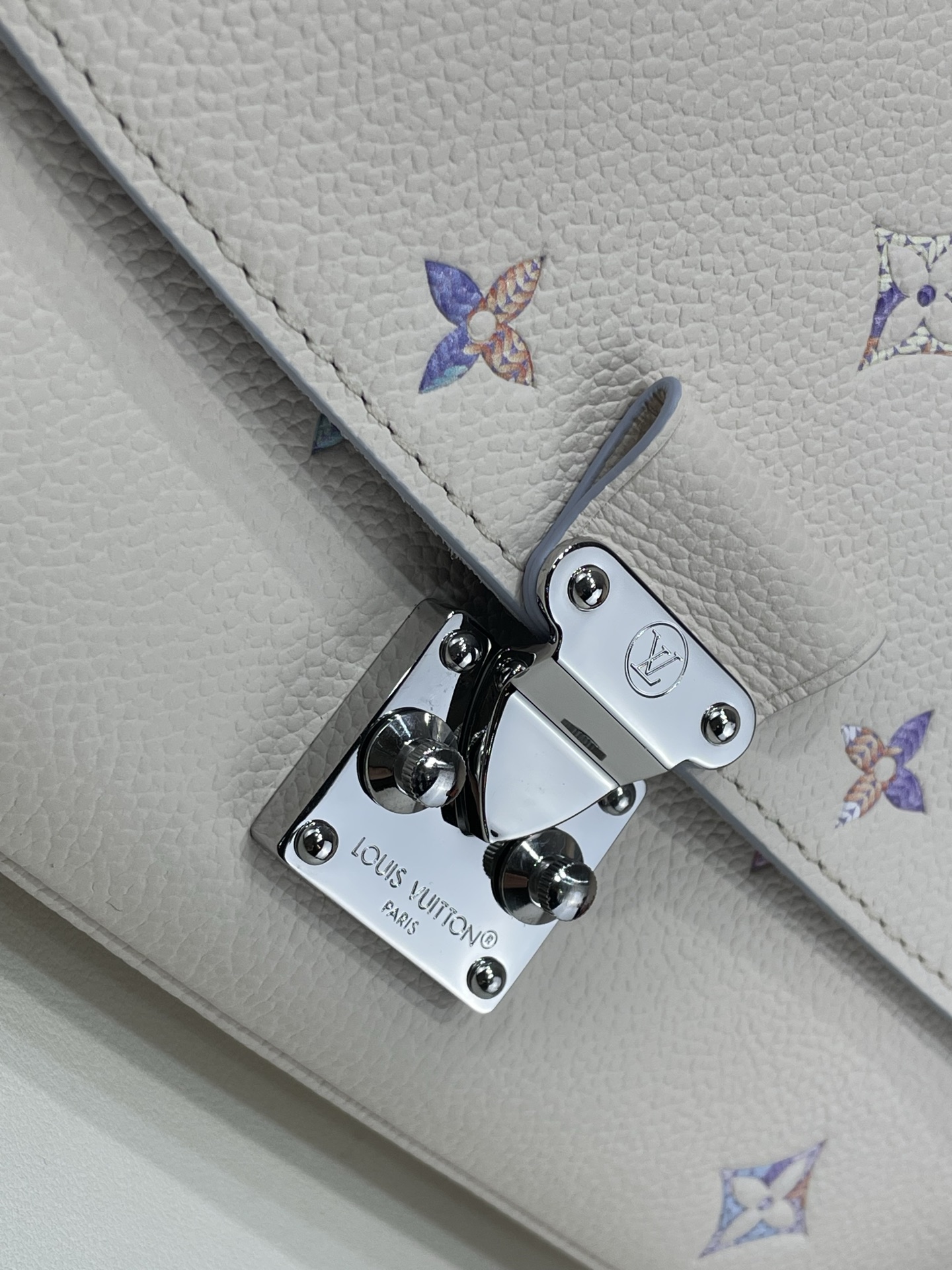 【顶级原单】【POCHETTE MÉTIS SOFT 小号手袋】M2A332 白色/紫色内里（渐变） 本款 Pochet