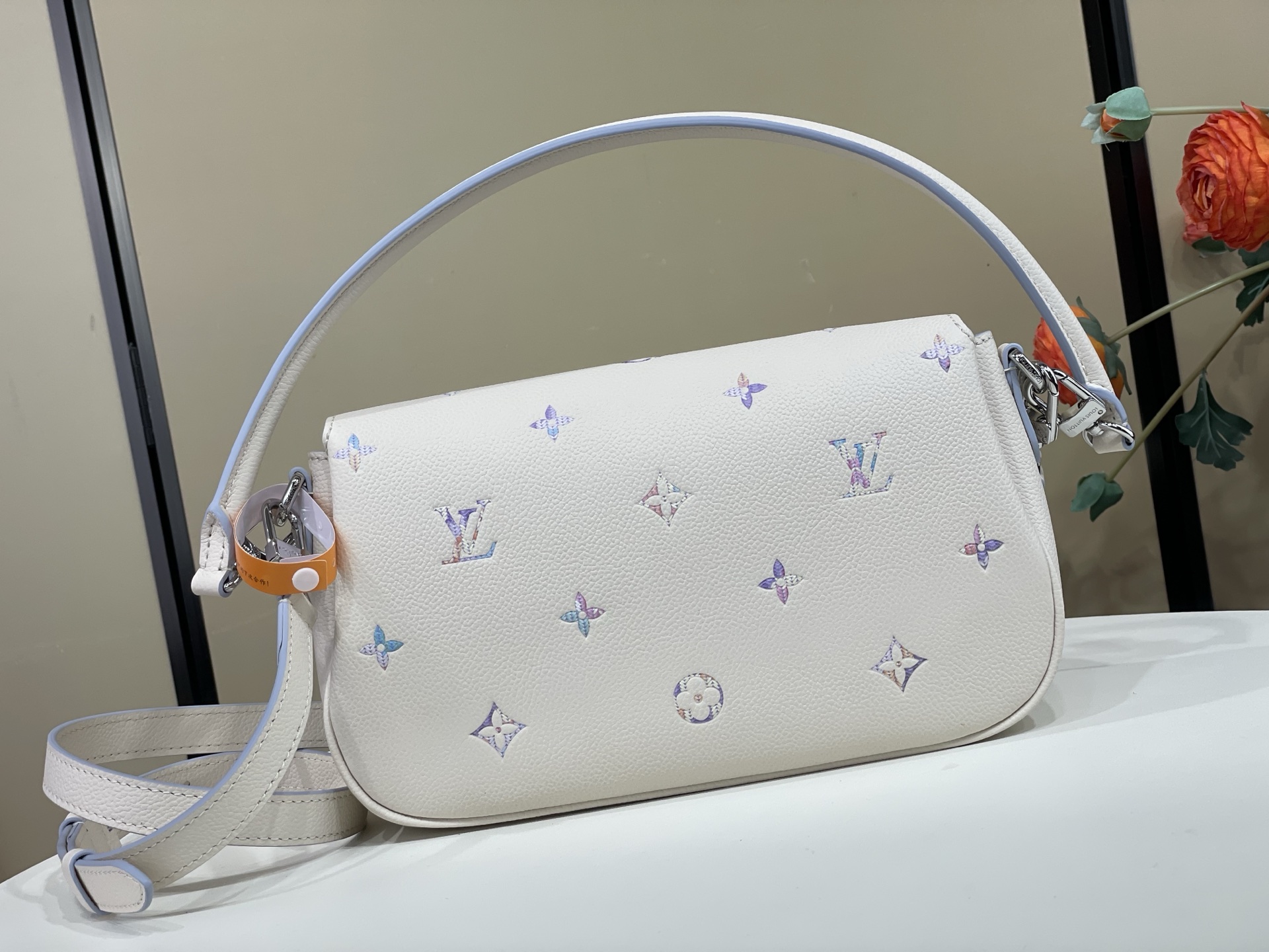 【顶级原单】【POCHETTE MÉTIS SOFT 小号手袋】M2A332 白色/紫色内里（渐变） 本款 Pochet