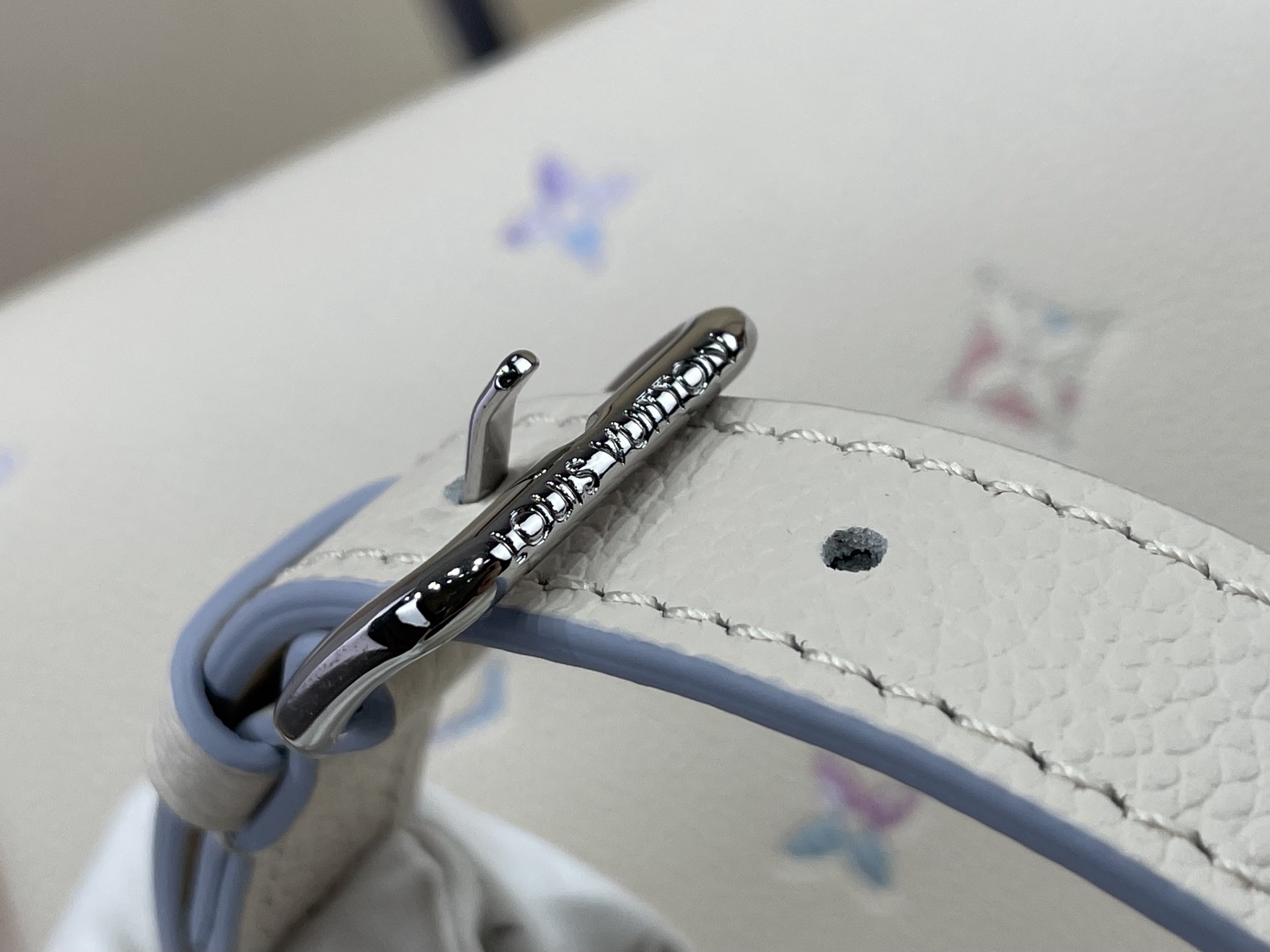 【顶级原单】【POCHETTE MÉTIS SOFT 小号手袋】M2A332 白色/紫色内里（渐变） 本款 Pochet