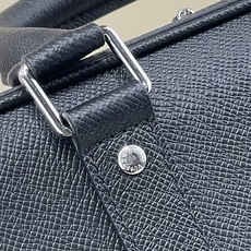【顶级原单】【Voyage 大号公文包】M30967 黑色(十字纹) 使用的 Taïga 皮革是将牛皮革打磨、柔化处理后 【顶级原单】【Voyage 大号公文包】M30967 黑色(十字纹) 使用的 Taïga 皮革是将牛皮革打磨、柔化处理后