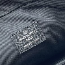 【顶级原单】【Voyage 大号公文包】M30967 黑色(十字纹) 使用的 Taïga 皮革是将牛皮革打磨、柔化处理后 【顶级原单】【Voyage 大号公文包】M30967 黑色(十字纹) 使用的 Taïga 皮革是将牛皮革打磨、柔化处理后