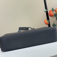 【顶级原单】【Voyage 大号公文包】M30967 黑色(十字纹) 使用的 Taïga 皮革是将牛皮革打磨、柔化处理后 【顶级原单】【Voyage 大号公文包】M30967 黑色(十字纹) 使用的 Taïga 皮革是将牛皮革打磨、柔化处理后