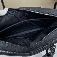 【顶级原单】【Voyage 大号公文包】M30967 黑色(十字纹) 使用的 Taïga 皮革是将牛皮革打磨、柔化处理后 【顶级原单】【Voyage 大号公文包】M30967 黑色(十字纹) 使用的 Taïga 皮革是将牛皮革打磨、柔化处理后