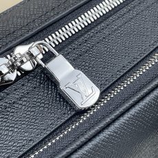 【顶级原单】【Voyage 大号公文包】M30967 黑色(十字纹) 使用的 Taïga 皮革是将牛皮革打磨、柔化处理后 【顶级原单】【Voyage 大号公文包】M30967 黑色(十字纹) 使用的 Taïga 皮革是将牛皮革打磨、柔化处理后
