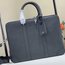 【顶级原单】【Voyage 大号公文包】M30967 黑色(十字纹) 使用的 Taïga 皮革是将牛皮革打磨、柔化处理后 【顶级原单】【Voyage 大号公文包】M30967 黑色(十字纹) 使用的 Taïga 皮革是将牛皮革打磨、柔化处理后