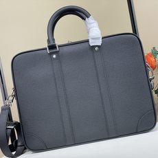 【顶级原单】【Voyage 大号公文包】M30967 黑色(十字纹) 使用的 Taïga 皮革是将牛皮革打磨、柔化处理后 【顶级原单】【Voyage 大号公文包】M30967 黑色(十字纹) 使用的 Taïga 皮革是将牛皮革打磨、柔化处理后