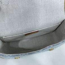 【顶级原单】【SATCHEL 迷你邮差斜挎包】M2A647 浅蓝色/牛仔 本款 Satchel 迷你斜挎包以 Monog 【顶级原单】【SATCHEL 迷你邮差斜挎包】M2A647 浅蓝色/牛仔 本款 Satchel 迷你斜挎包以 Monog
