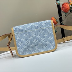 【顶级原单】【SATCHEL 迷你邮差斜挎包】M2A647 浅蓝色/牛仔 本款 Satchel 迷你斜挎包以 Monog 【顶级原单】【SATCHEL 迷你邮差斜挎包】M2A647 浅蓝色/牛仔 本款 Satchel 迷你斜挎包以 Monog
