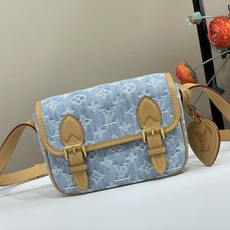 【顶级原单】【SATCHEL 迷你邮差斜挎包】M2A647 浅蓝色/牛仔 本款 Satchel 迷你斜挎包以 Monog 【顶级原单】【SATCHEL 迷你邮差斜挎包】M2A647 浅蓝色/牛仔 本款 Satchel 迷你斜挎包以 Monog