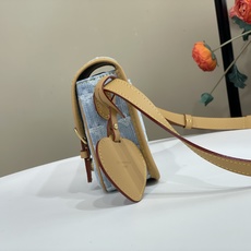 【顶级原单】【SATCHEL 迷你邮差斜挎包】M2A647 浅蓝色/牛仔 本款 Satchel 迷你斜挎包以 Monog 【顶级原单】【SATCHEL 迷你邮差斜挎包】M2A647 浅蓝色/牛仔 本款 Satchel 迷你斜挎包以 Monog