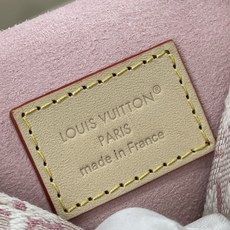 【顶级原单】【POUCH METIS 腰带】 M4930Z 粉色(提花) 本款 LV Pouch Metis 腰带以考究 【顶级原单】【POUCH METIS 腰带】 M4930Z 粉色(提花) 本款 LV Pouch Metis 腰带以考究