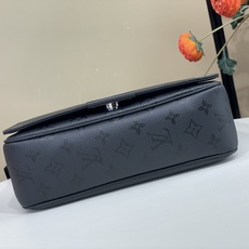 【顶级原单】【BASTILLE 小号邮差手袋】M2A195 黑花丝印 本款 Bastille 小号邮差包以 Monogr 【顶级原单】【BASTILLE 小号邮差手袋】M2A195 黑花丝印 本款 Bastille 小号邮差包以 Monogr