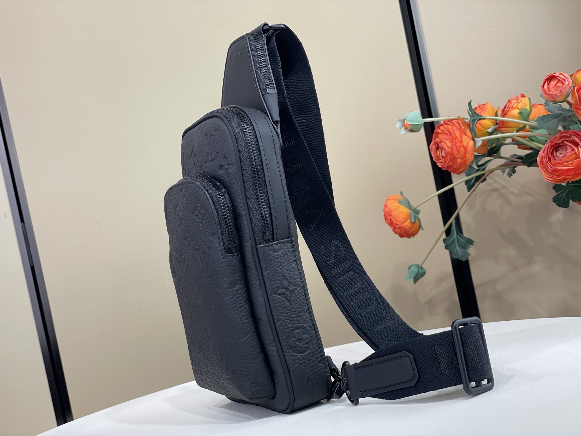 【顶级原单】【Avenue Slingbag PM 单肩胸包】M2A354 黑色 (压花) Avenue Slingba 【顶级原单】【Avenue Slingbag PM 单肩胸包】M2A354 黑色 (压花) Avenue Slingba