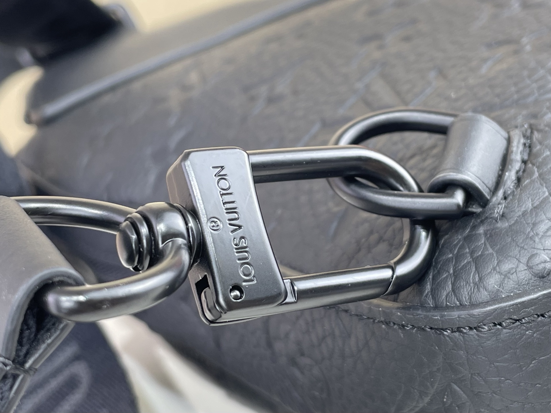 【顶级原单】【Avenue Slingbag PM 单肩胸包】M2A354 黑色 (压花) Avenue Slingba 【顶级原单】【Avenue Slingbag PM 单肩胸包】M2A354 黑色 (压花) Avenue Slingba