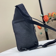 【顶级原单】【Avenue Slingbag PM 单肩胸包】M2A354 黑色 (压花) Avenue Slingba 【顶级原单】【Avenue Slingbag PM 单肩胸包】M2A354 黑色 (压花) Avenue Slingba