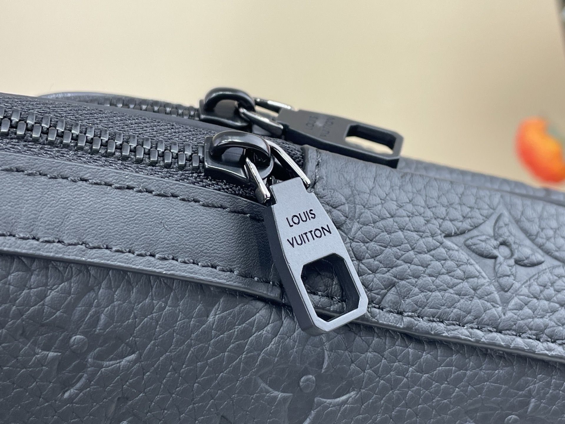 【顶级原单】【Avenue Slingbag PM 单肩胸包】M2A354 黑色 (压花) Avenue Slingba 【顶级原单】【Avenue Slingbag PM 单肩胸包】M2A354 黑色 (压花) Avenue Slingba