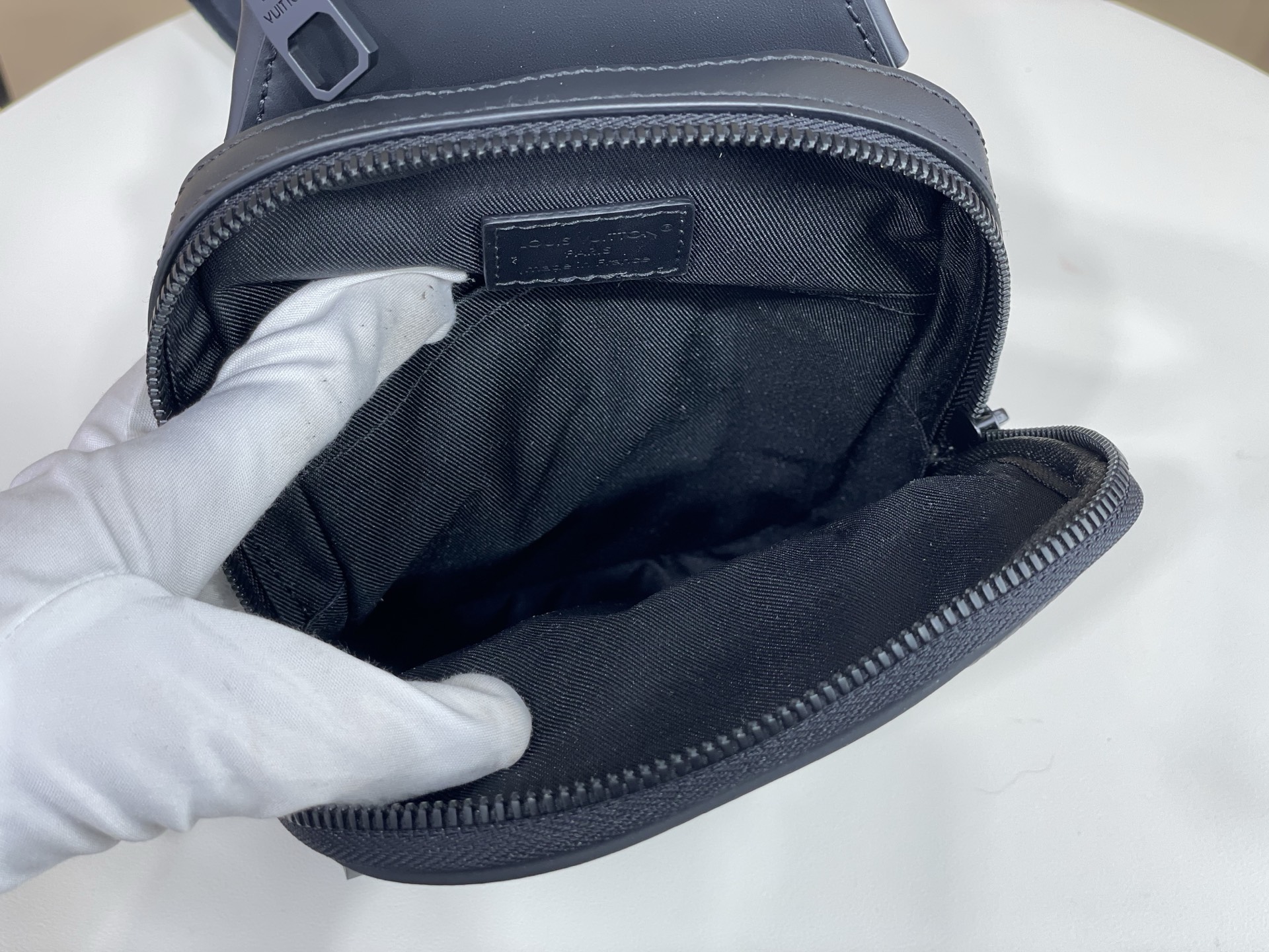 【顶级原单】【Avenue Slingbag PM 单肩胸包】M2A354 黑色 (压花) Avenue Slingba 【顶级原单】【Avenue Slingbag PM 单肩胸包】M2A354 黑色 (压花) Avenue Slingba