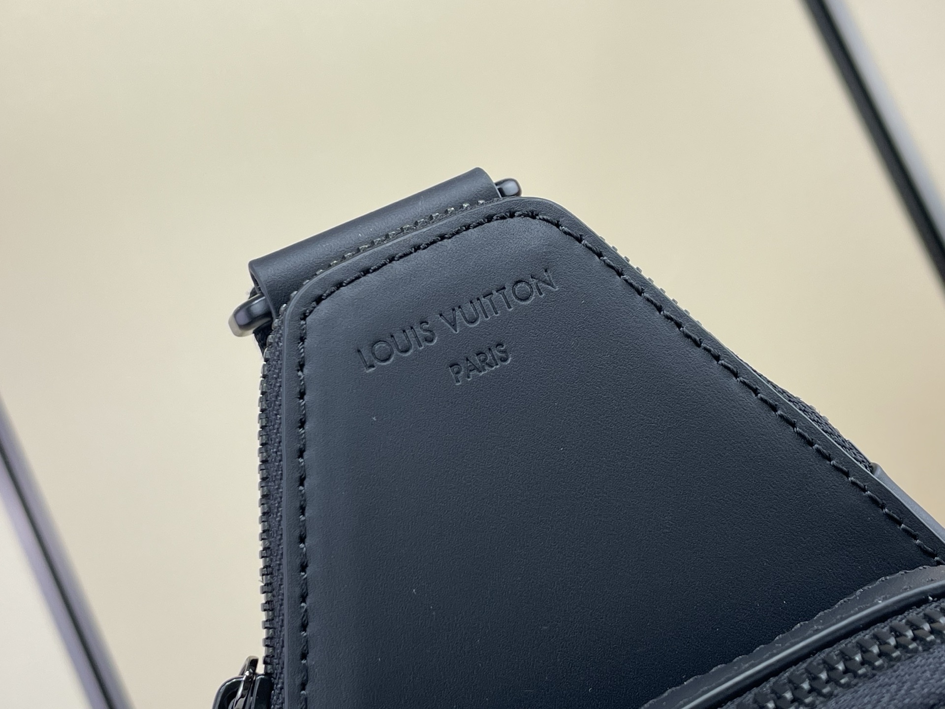 【顶级原单】【Avenue Slingbag PM 单肩胸包】M2A354 黑色 (压花) Avenue Slingba 【顶级原单】【Avenue Slingbag PM 单肩胸包】M2A354 黑色 (压花) Avenue Slingba